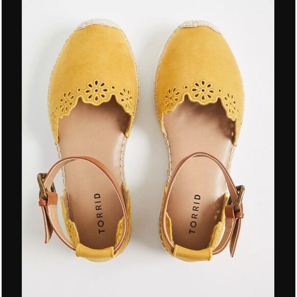 Torrid Espadrille Flats 8WW PLUS Yellow Eyelet Ankle Strap Buckle Sport Sole NWT - Picture 5 of 6